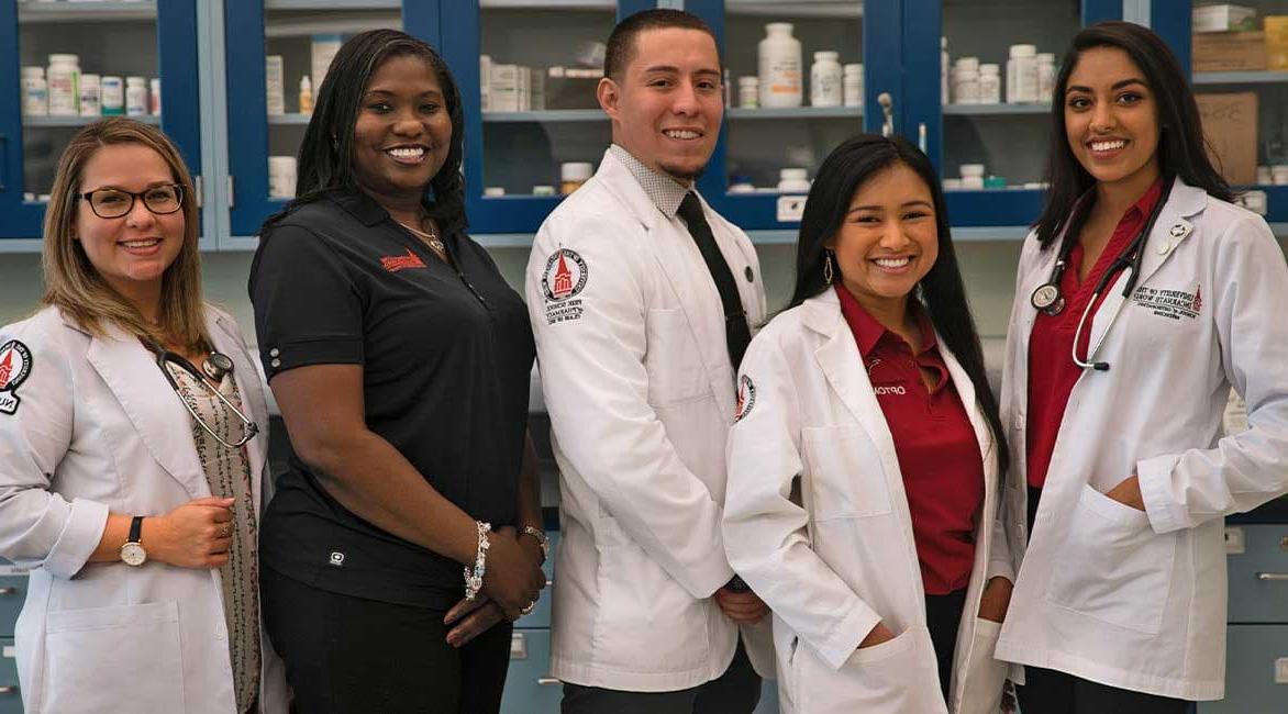 UIW health professions students smiling 和 st和ing for photo